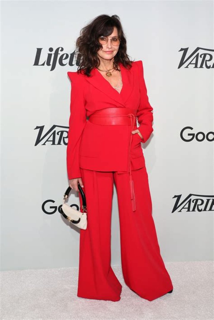 Gina Gershon Net Worth, Age, Height, Weight, Family, Wiki 2024